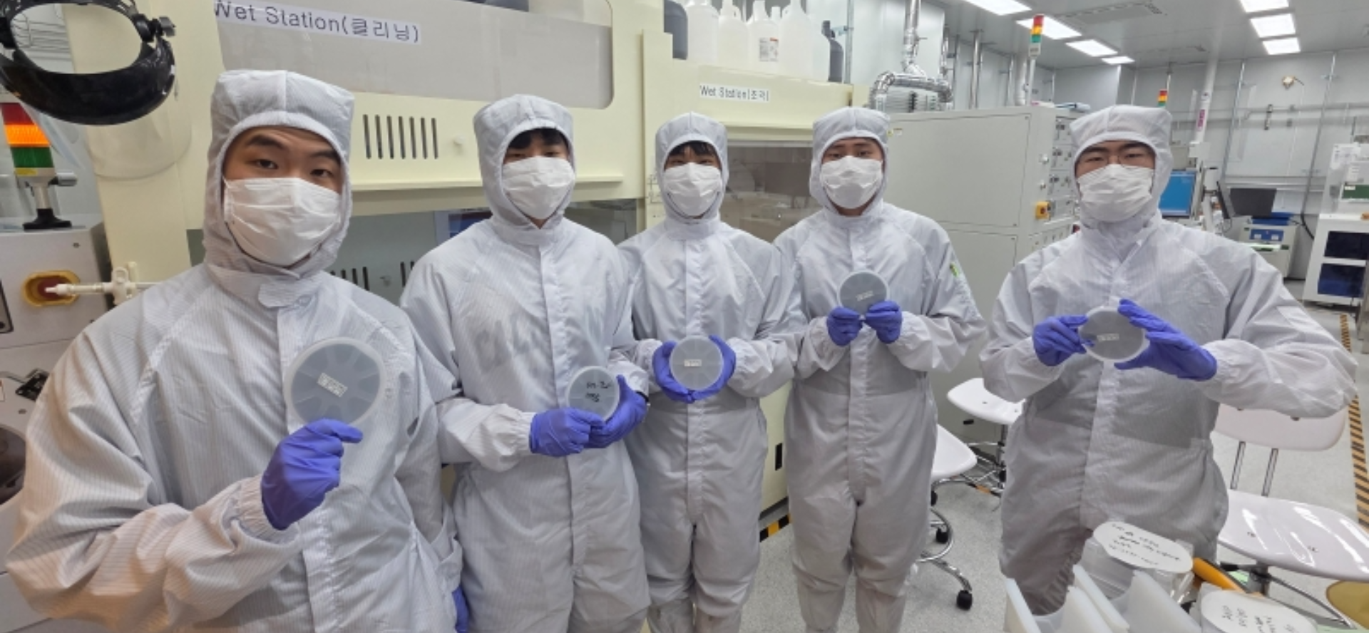 Sogang Undergraduates in the Cleanroom